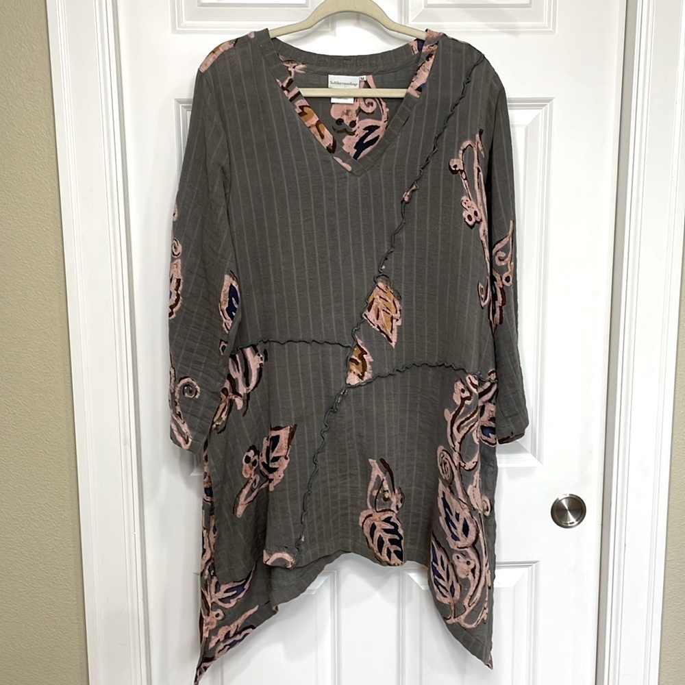 Soft Surroundings Tunic Top Size Medium Leaf Print Asymmetrical Hem V Neck Grey